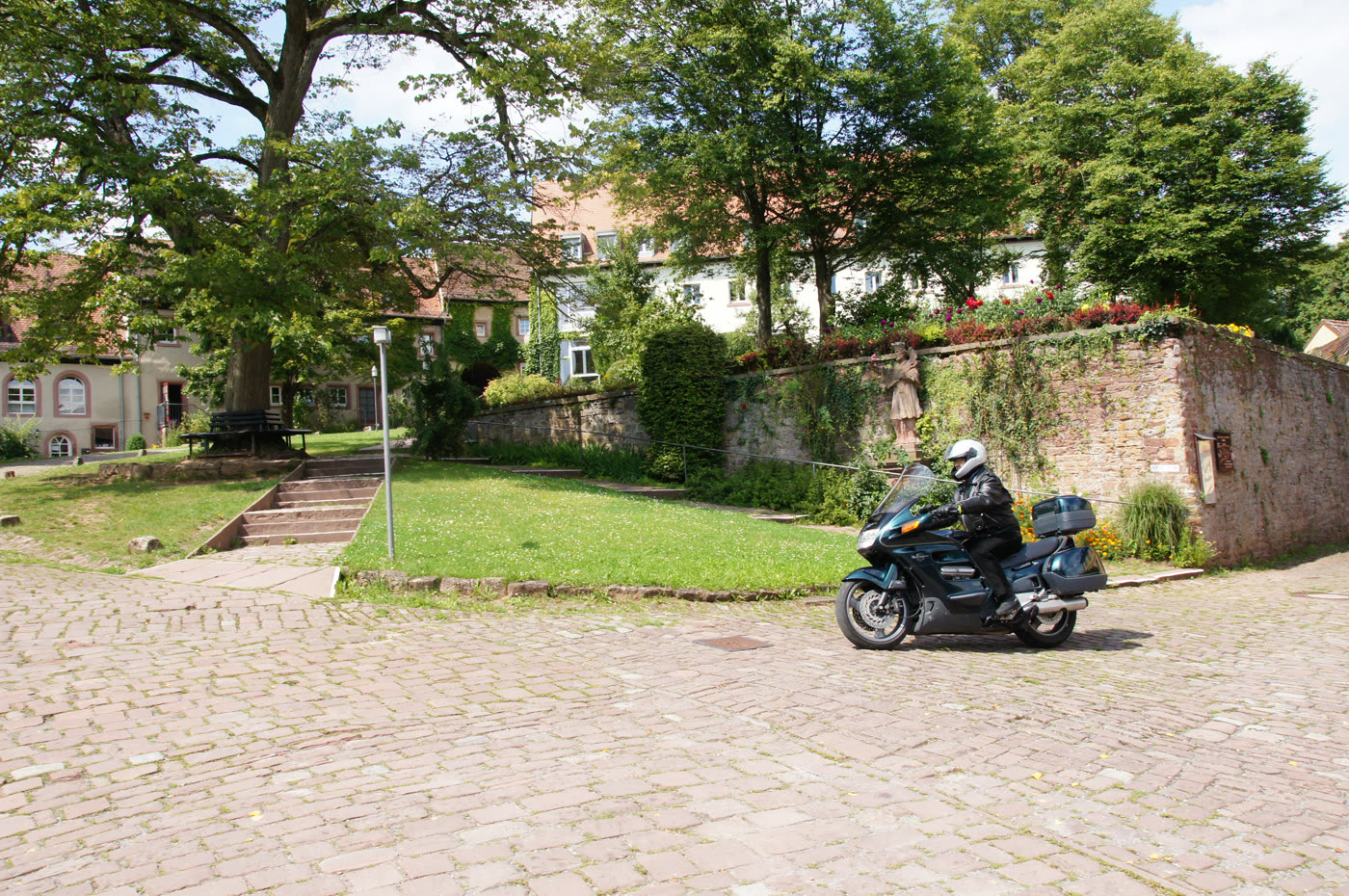 Motorrad im gepflasterten Innenhof der Burg Rothenfels Motorrad im gepflasterten Innenhof der Burg Rothenfels