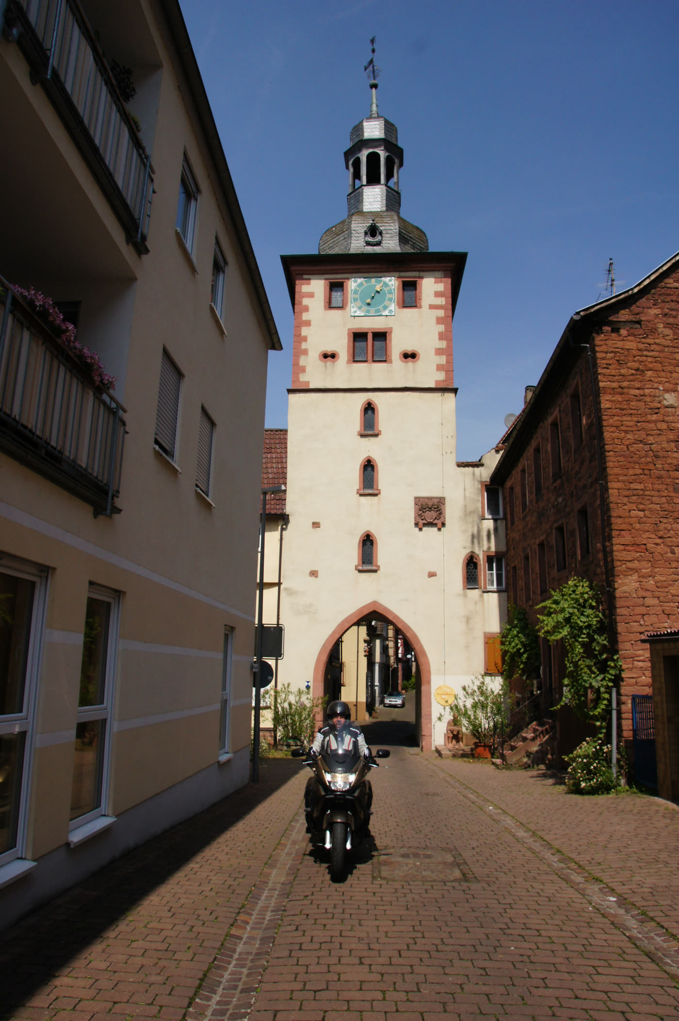 Motorrad in der Gasse vor dem Torturm von Klingenberg am Main