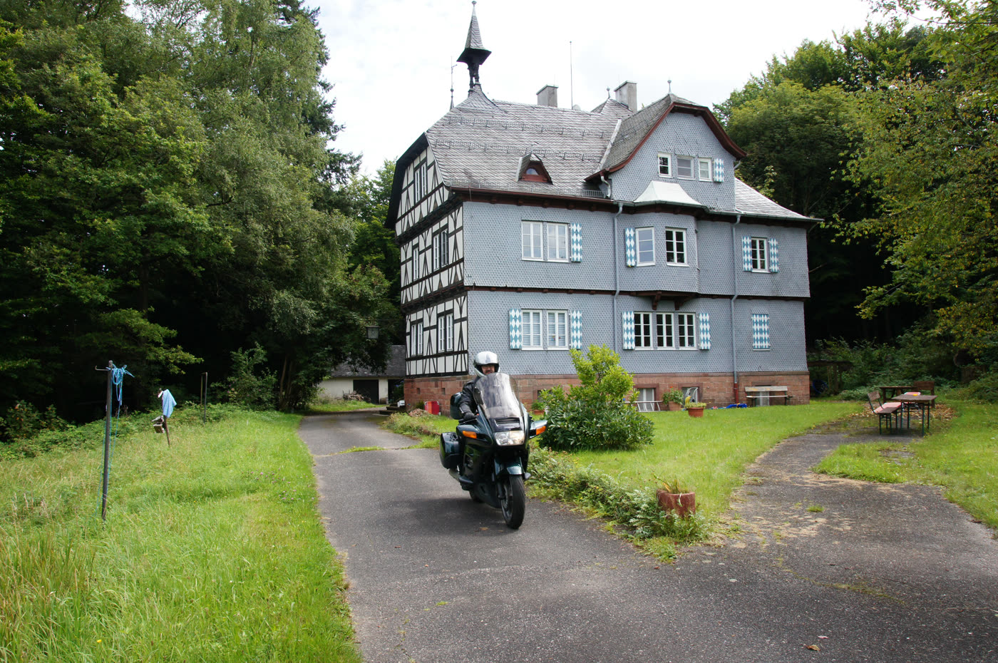 Motorrad vor dem Fachwerkbau von Schloss Luitpoldshöhe Motorrad vor dem Fachwerkbau von Schloss Luitpoldshöhe