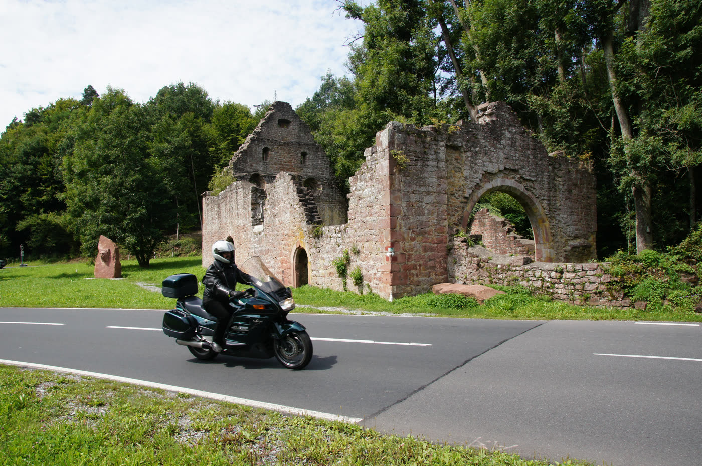 Motorrad fährt an der Ruine der Markuskapelle vorbei Motorrad fährt an der Ruine der Markuskapelle vorbei