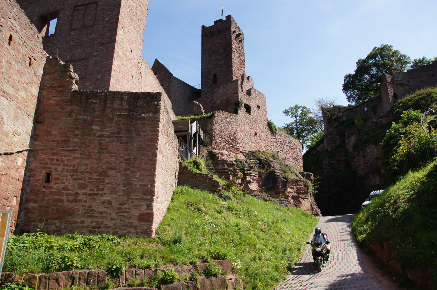 Motorrad auf der Auffahrt unterhalb der Burgruine Wertheim Motorrad auf der Auffahrt unterhalb der Burgruine Wertheim